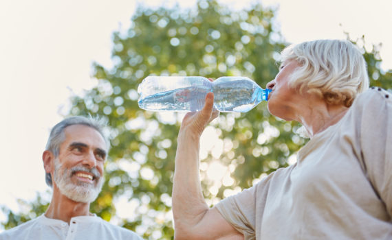 Paar Senioren trinken Flasche Wasser